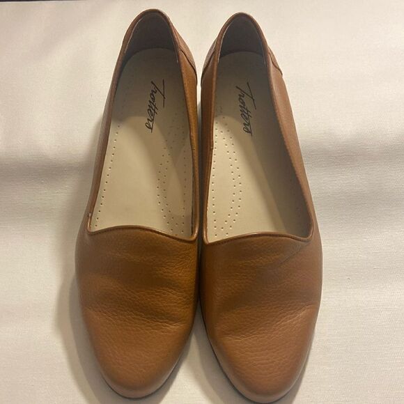 Trotters brown leather rounded toe loafers size 8.5W - Picture 1 of 6